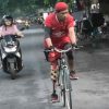 Sugeng Kaki Palsu, Hampir Tiap Hari Lahap Rute 10 KM Dengan Bersepeda