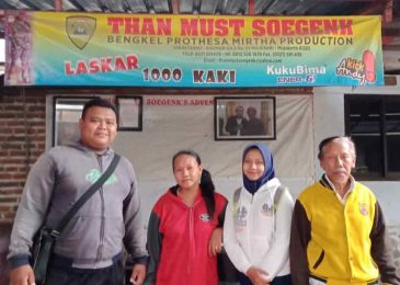 Satu Keluarga Naik Motor Dari Jember Demi Kaki Palsu